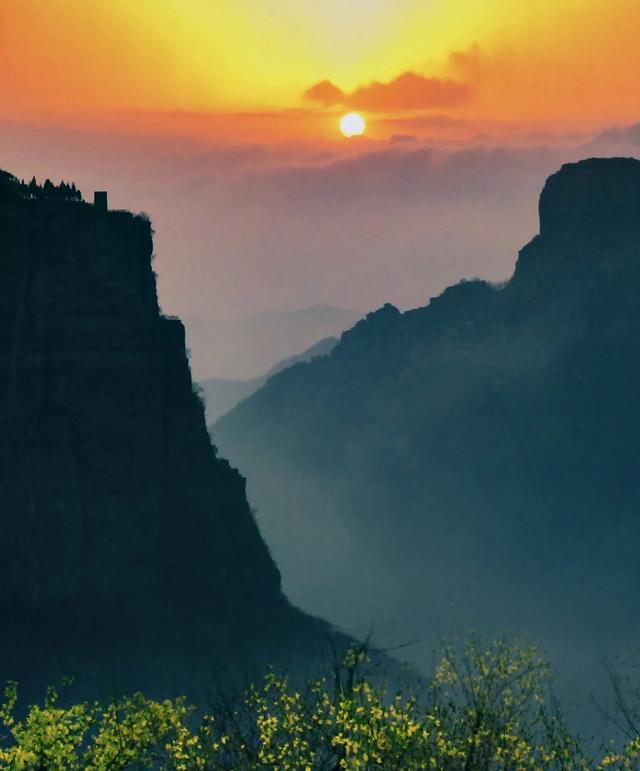 [约吗旅行]1700米的悬崖上，坐落着中国最危险的村庄，风景绝美