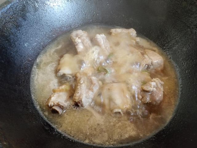 这东北菜没人不爱吃，排骨炖豆角，南方朋友认识这种豆角吗？