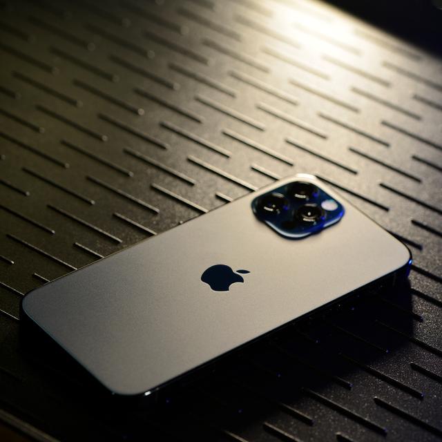 iPhone 12 Pro颜值到底高不高？在微距镜头下看一看