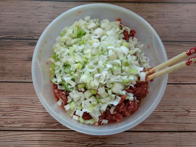 爱吃牛肉馅饼不用去买，按照此法自己做，薄皮大馅不油腻