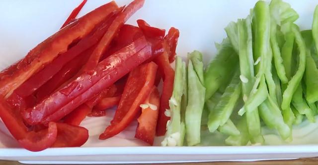 炒瘦肉时，不要直接下锅炒，教你正确做法，肉鲜嫩入味，不腥不柴