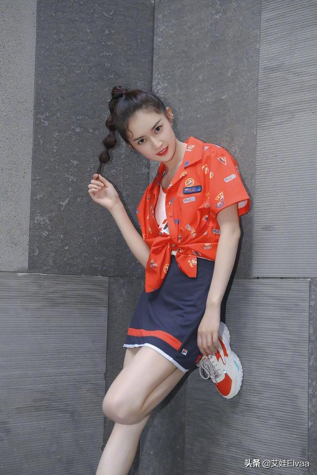 [第五大道]28岁陈钰琪真是贵族，绿色衫配小雏菊自拍好惬意，唐嫣眼光真有毒