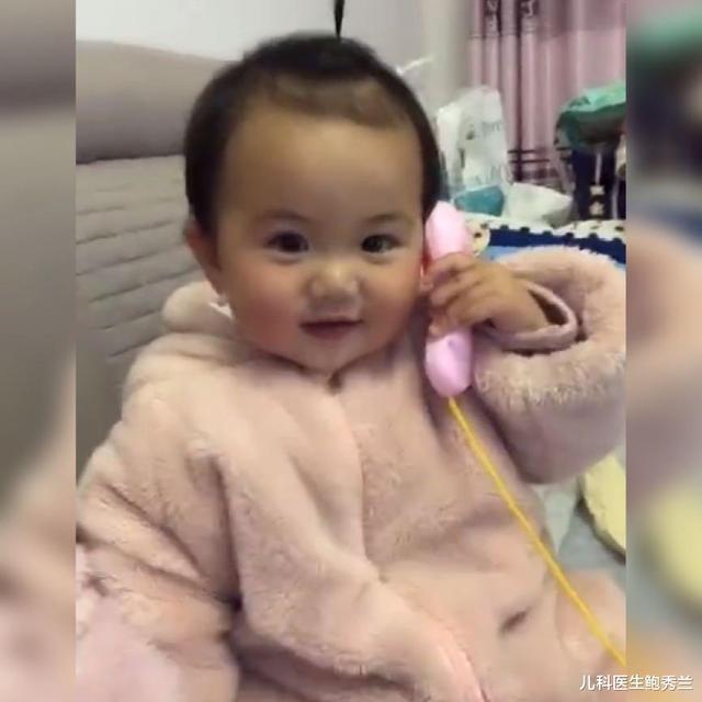 【超级宝妈】宝宝用卡通手机给爸爸打电话走红，网友：准确抓住了每句话的精髓
