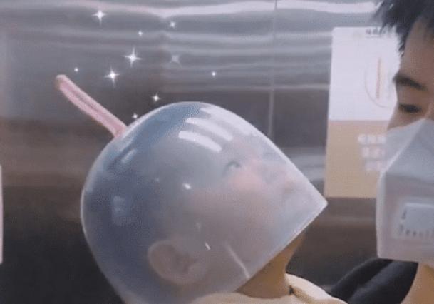 #超级宝妈#“硬核老爸”带娃出门火了，这大概是我见过最拽的“天线宝宝”