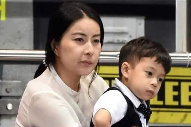「超级宝妈」郭晶晶的“豪门教育”，霍震霆看孙子要提前预约：一点面子都不给