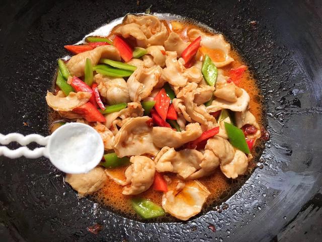 洋葱和它是“绝配”，简单一炒，香辣入味，一口接一口停不下来