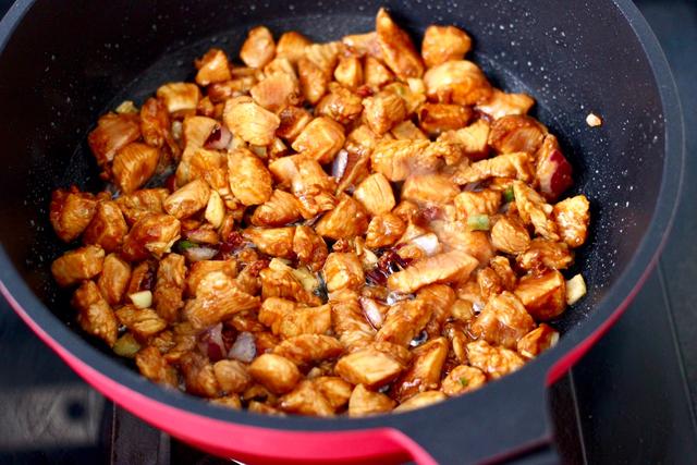 鸡胸肉只能做炸鸡排才好吃吗？教你1道双椒鸡丁，低脂营养，特香