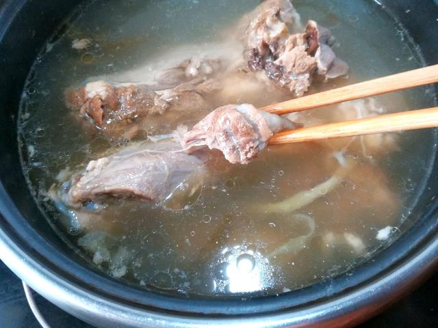 冬天定要常吃这肉，做成汤正适合，连汤带肉鲜香驱寒，浑身暖洋洋