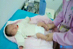 「超级宝妈」如何减少宝宝吐奶？如何给宝宝做排气操？动图详解来了