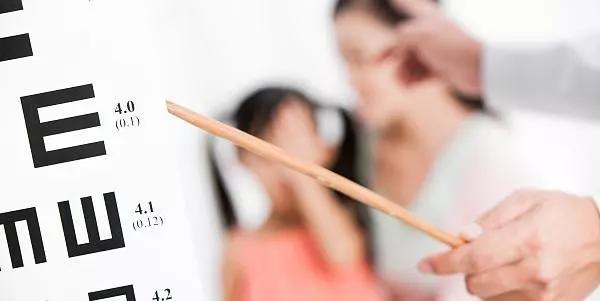 「超级宝妈」两岁半视力0.4，医生的话让妈妈恍然大悟，做好这5点孩子远离近视