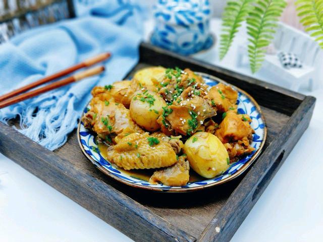 冬天就馋这道菜，鸡块和小土豆一起炖，鲜香入味又下饭