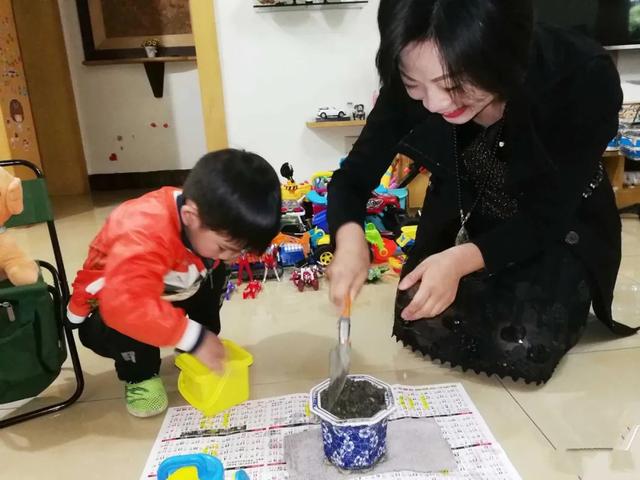 幼儿园布置亲子作业，妈妈“认真”敷衍了一年，结果令她悔不当初