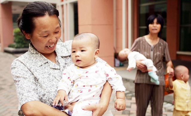 超级宝妈|孩子只喝奶奶冲的奶粉，父亲好奇尝了一口，随后劝奶奶回乡下