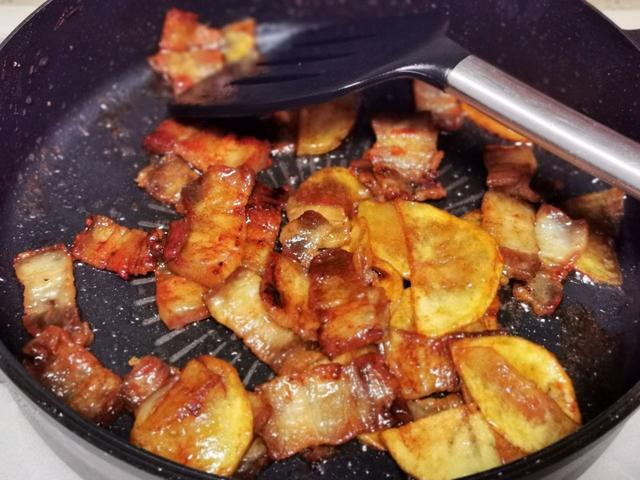 五花肉烤着吃味道更香，肥而不腻，咬一口满嘴的肉香，太过瘾了