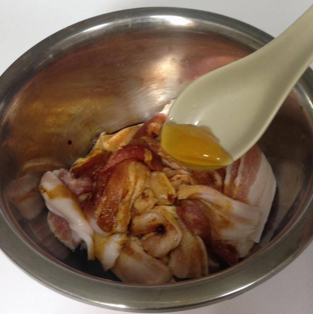 做粉蒸肉，裹好米粉直接蒸是大错！大厨教你做法，酥烂可口，更香