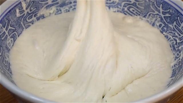 早餐试试这样做，不用揉不用擀，筷子搅一搅，出锅香甜松软，真香