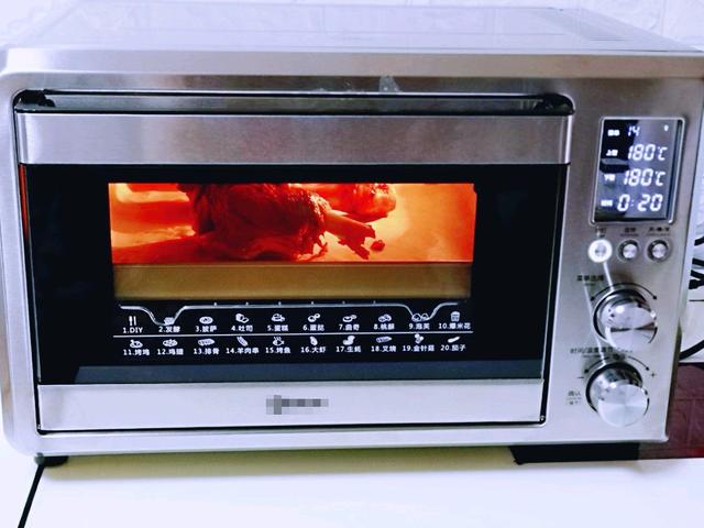 冬日小确幸美食，在家烤羊腿，外焦里嫩口感好，还能滋补身体