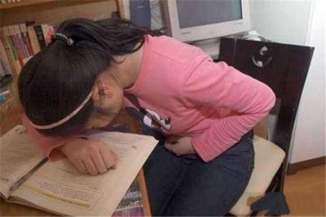 「你的育儿经」女儿第一次来月经时，妈妈应该发挥3个作用，这是爸爸无法替代的