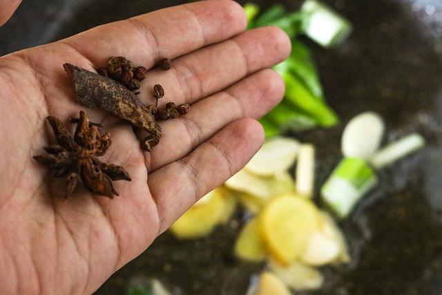 做红烧肉不用炒糖色，一样颜色红润有焦糖味，牢记这2招，真香