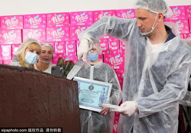 巧克力|乌克兰制作世界最大巧克力威化棒