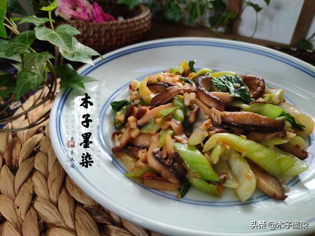 香菇炒油菜，别再放盐，加这2种酱料，咸香下饭味更鲜