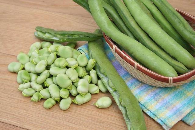 「你的育儿经」夏季孩子出汗缺钙多？不妨多给孩子吃这4样菜，含钙量比骨头汤高