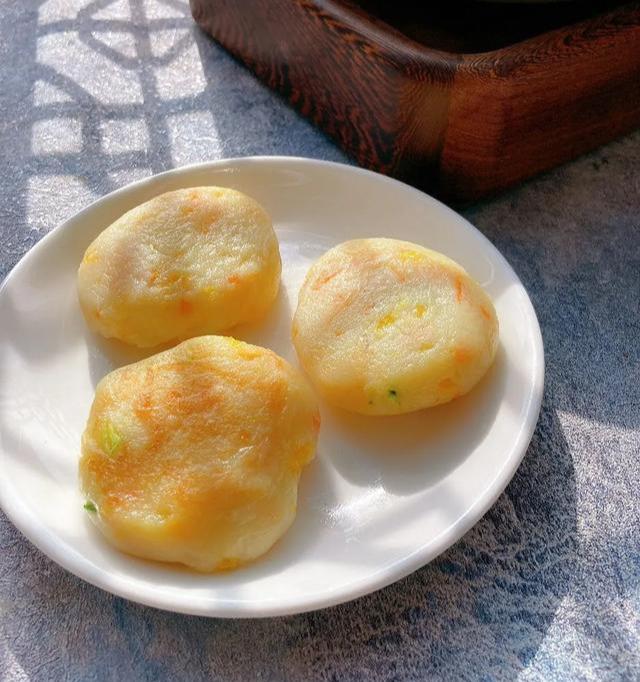 超级宝妈|这一道辅食太上头了！怎么吃都不腻！一拌一煎全家都能吃