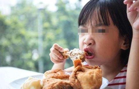 纯美小青年|吃进嘴的是美食,动刀子出来的就是“肉瘤”,这食物坑了多少娃