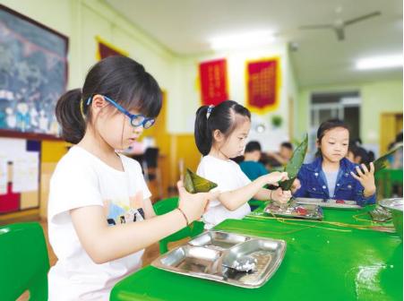 儿女天天乐|幼儿园小朋友体验包粽子