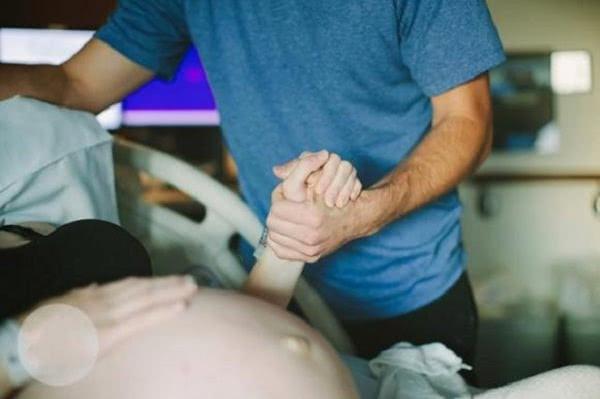 「你的育儿经」产科医生:顺产再辛苦,也别让丈夫进产房陪产,几点原因太扎心了