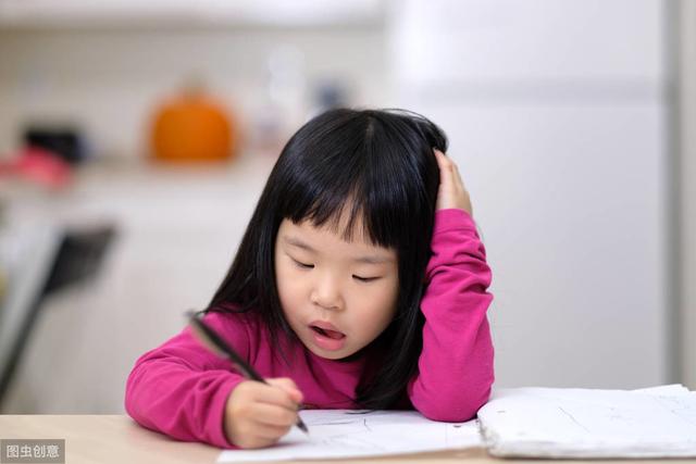 你的育儿经:8岁孩子写作业监控曝光,全国一半的妈妈表示:就像在看自家的娃