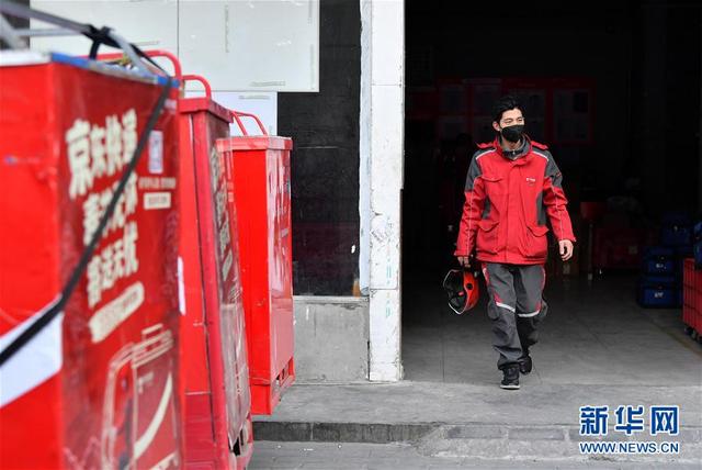 新华网客户端■快递小哥，疫路“逆行者”