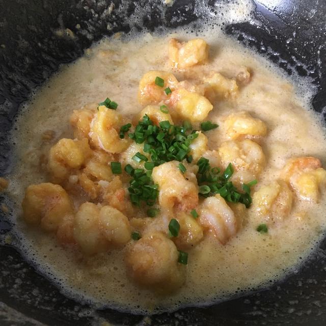 金沙虾，一个鲜字说不完，一口咬到底，才知道外酥里嫩是什么意思