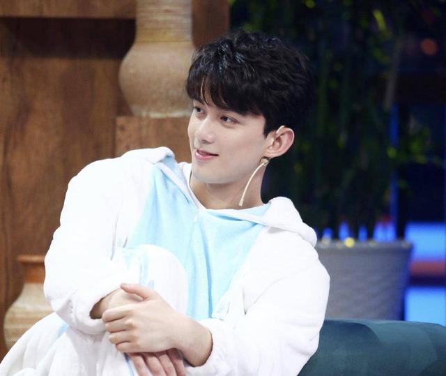 吴磊小李沁9岁演CP也不违和，为何小热巴7岁却被嘲CP感太弱？资讯早知道