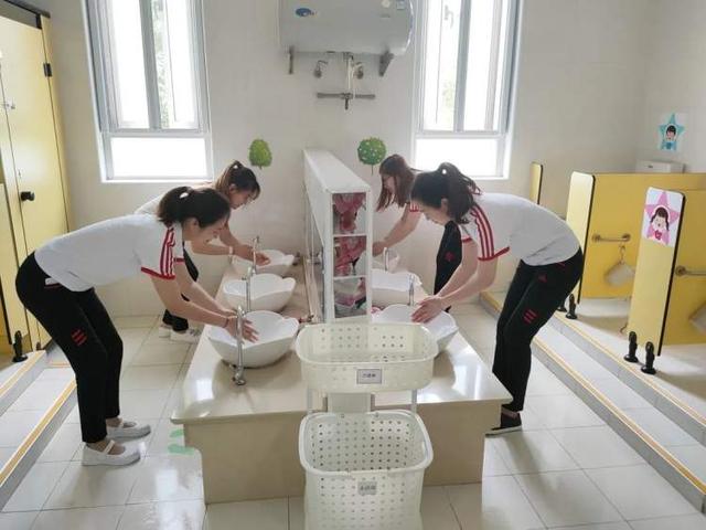 超级宝妈|透明隔离板用餐 错向而睡，幼儿园开学在即 为幼儿筑起一道坚固的“防护墙”