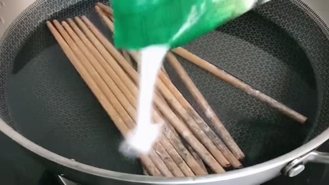 这2类“毒素”高温都烫不掉，为了家人健康，最好都扔掉不吃为妙