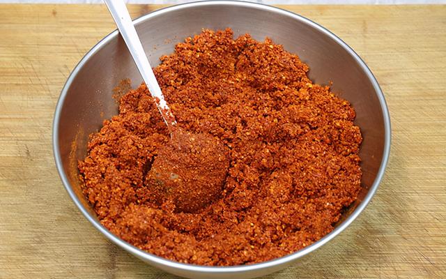 大厨教你秘制香辣红油，色泽红亮，味道醇厚，拌面蘸酱不可少