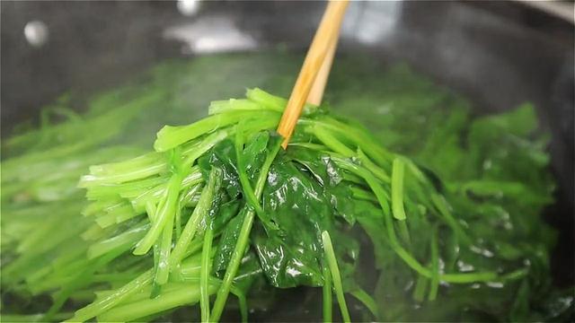 入冬了，我们家迷上吃这个，不和面不揉面，皮薄馅大，营养又美味