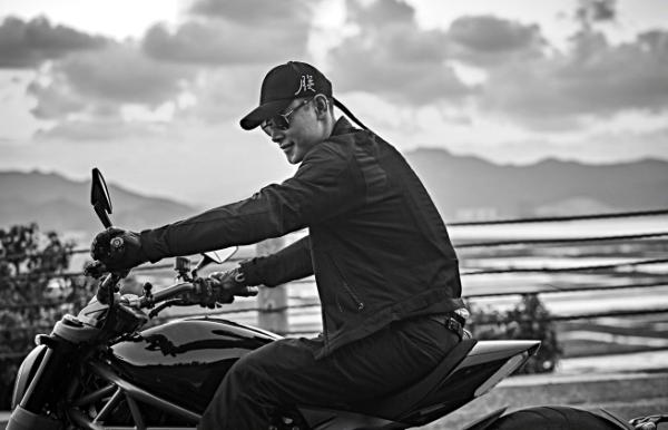 冷无情|罗晋变高调，唐嫣老公骑摩托车耍帅，戴鸭舌帽还连凹5个造型