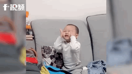 妈妈|超逗趣！深圳宝宝偷涂家中护肤品，网友：动作比妈妈还熟练