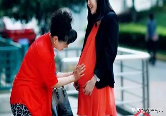 超级宝妈▲“我去拿快递”，孕妈出门半小时未归，婆婆找到后哭笑不得