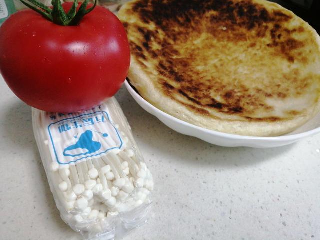 大饼放2天，又干又硬，扔了可惜，用这办法，秒变美味