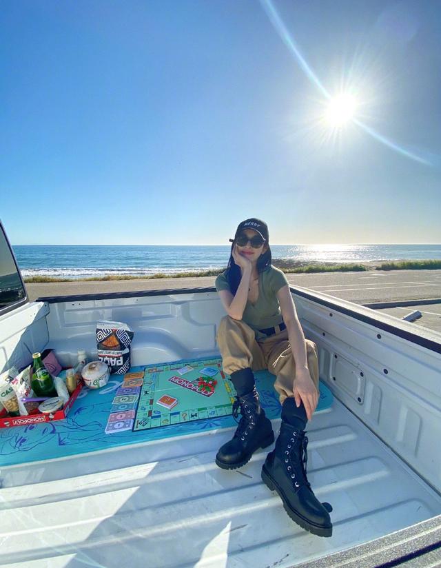 普拉达女王张俪柳岩罕见同框，同是休闲简约穿搭，身材高挑的张俪赢得太轻松