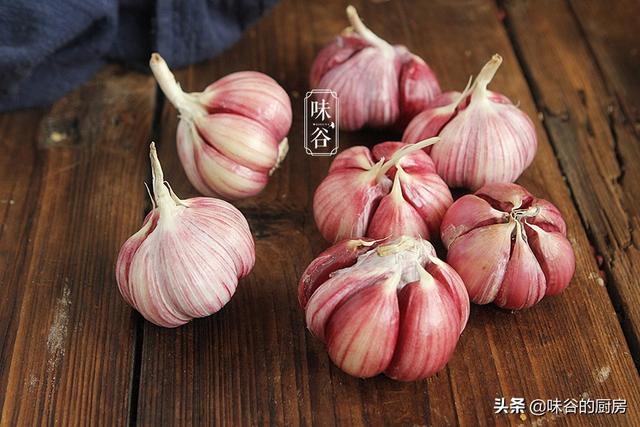 腌腊八蒜，只加醋是不够的，多加“两样”，2天就变绿，又脆又香