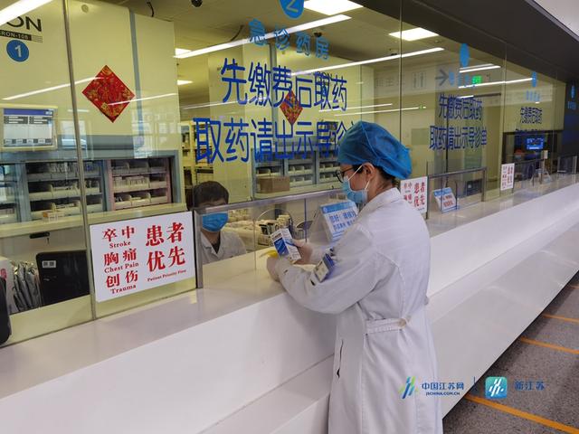老人|八旬老人独自就医突然摔倒 江苏省人民医院医护团队火速救治化险为夷
