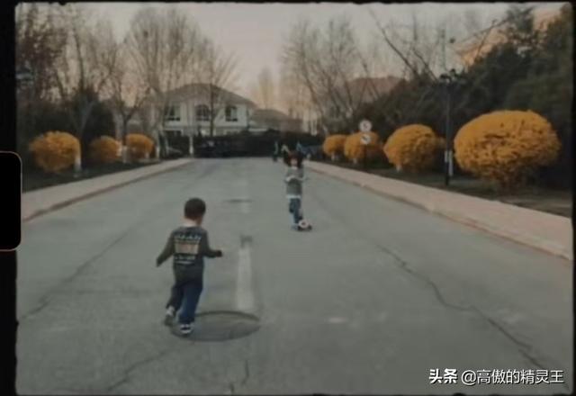 9号放映厅■孙莉晒儿女骑滑板车，多多和妹妹疯狂追逐，三胎儿子罕见出镜