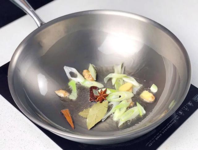 爆炸级好吃！一锅乱炖就搞定，有肉有菜有主食，简单到偷笑