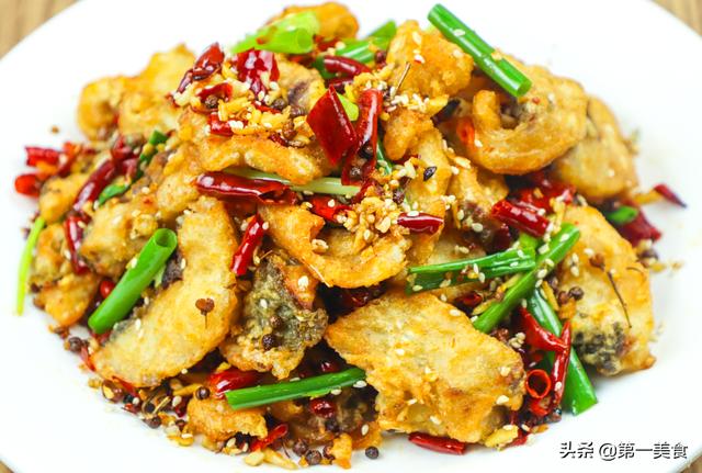 把一条草鱼做的焦香酥脆，连每根鱼刺都香辣入味！太过瘾了