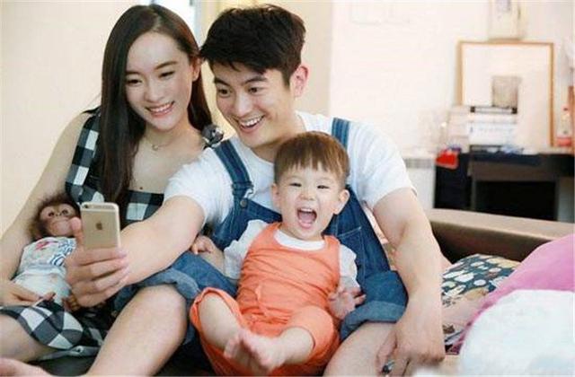超级宝妈:如何教育哭闹中的孩子,霍思燕的做法令人称赞,赶快学习一下