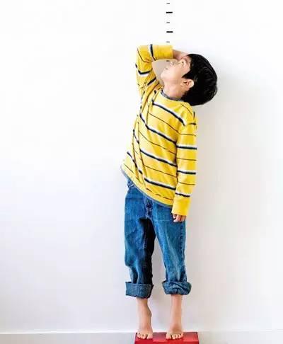 「你的育儿经」男孩“停止长高”的年龄是多大，不是18岁，成年后还能蹿个